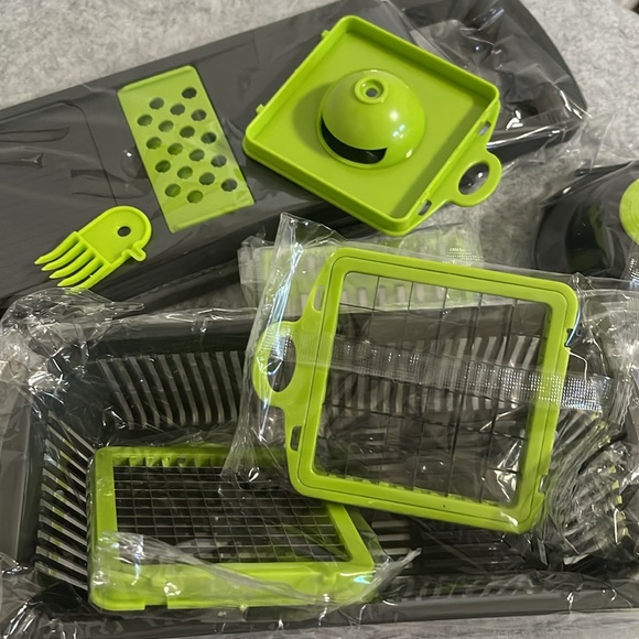 Vegetable Chopper Multifunctional 12 Piece Set for dicing, grating & slicing - Picture 3 of 6